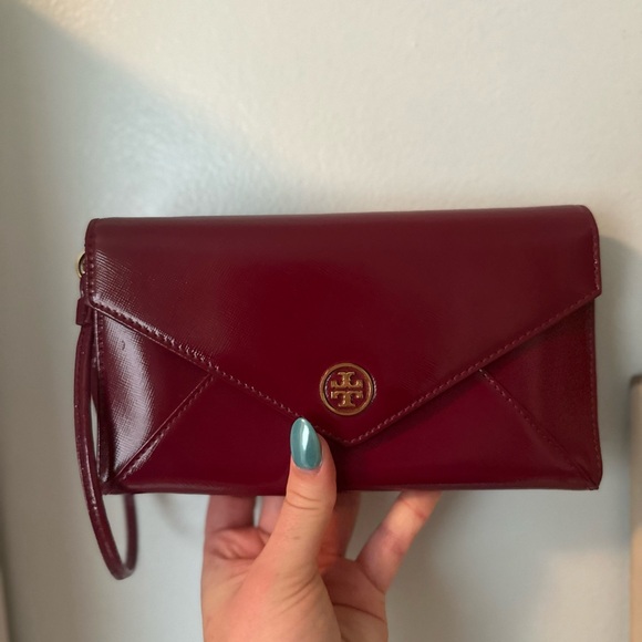 Tory Burch burgundy patent leather wristlet clutch - Picture 3 of 9